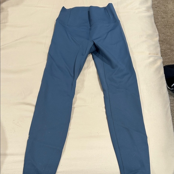 Vuori evolve legging in blue - Picture 3 of 5